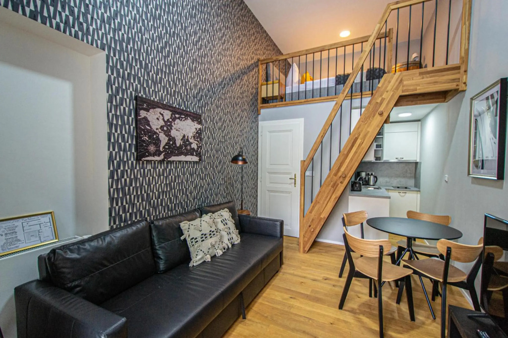 Main train station apartment close to the the Main Square