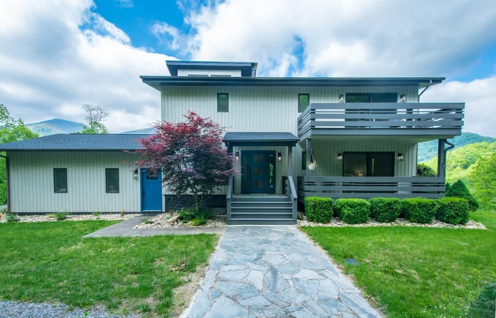 Mountain View 3BR w Sunroom Close to Ski Trails
