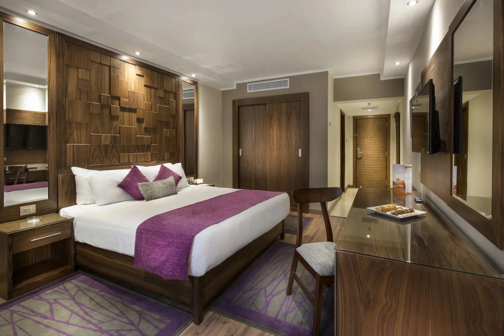 Отель Pyramisa Suites Cairo