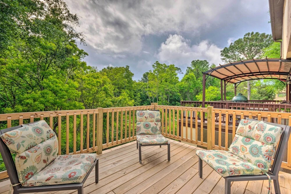 Updated Townhome w/ Deck ~ 12 Mi to Beaches!