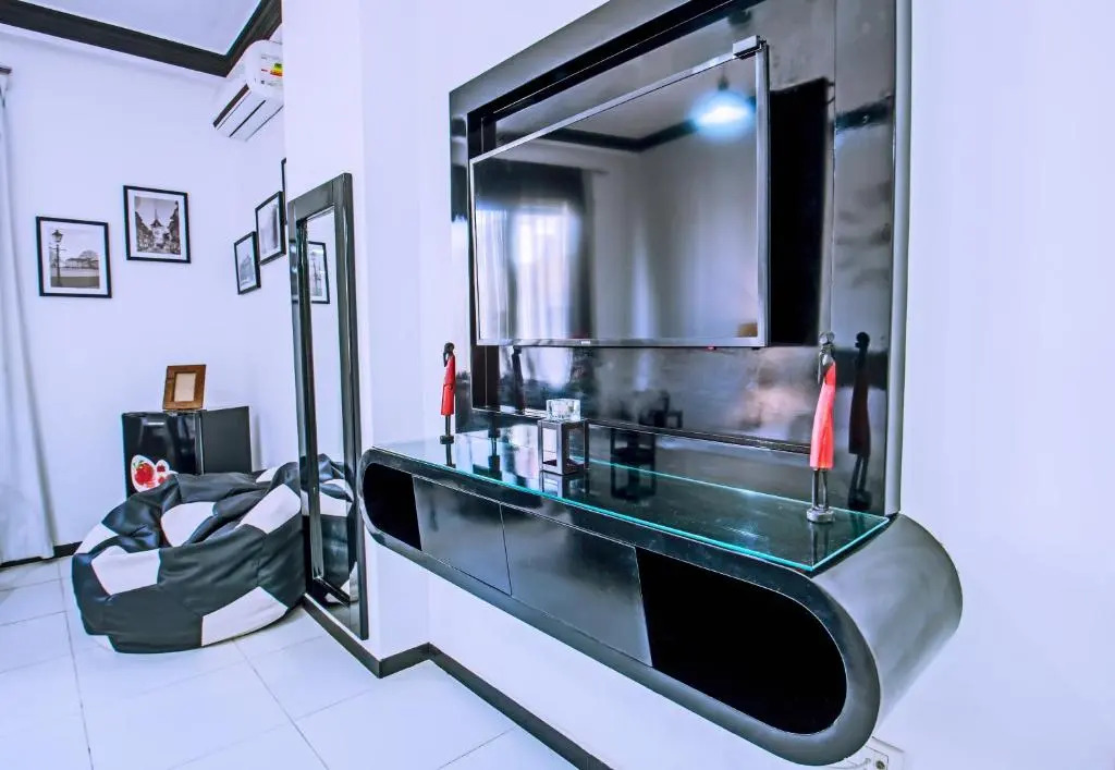 Rare 2BD Marina Hotspot With Pool, Fast Free WIFI & Balcony - 2 Kitchens & 2 Bathrooms - Western Standards - Sheraton Plaza 414-415