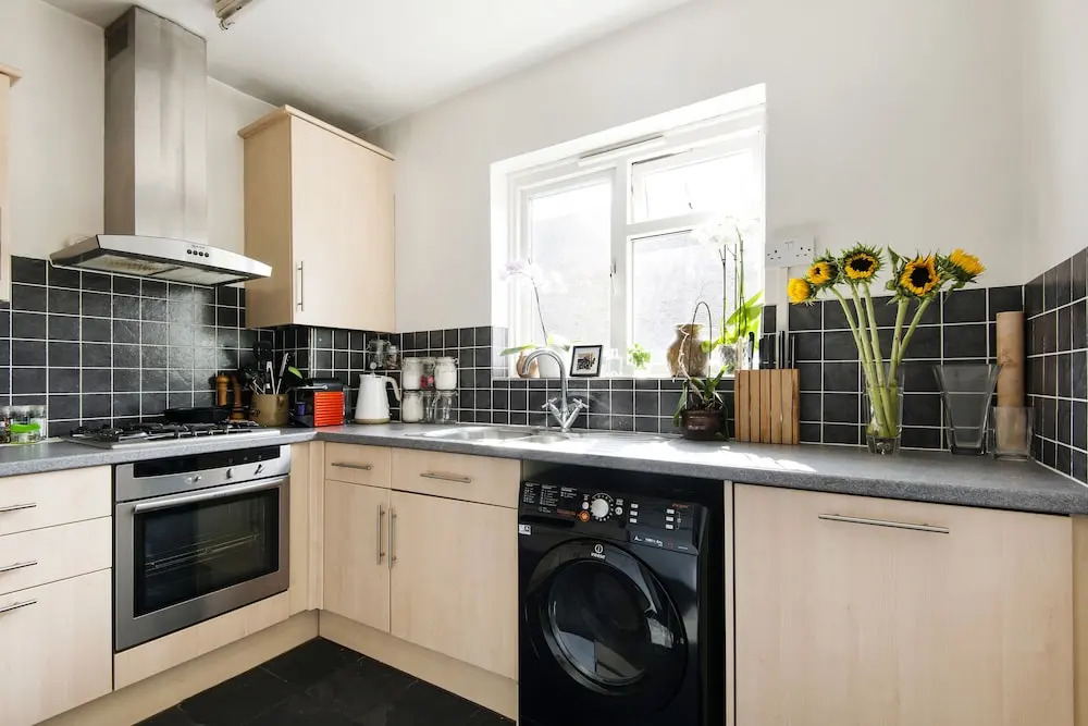 Bright and Breezy home by Clapham Common