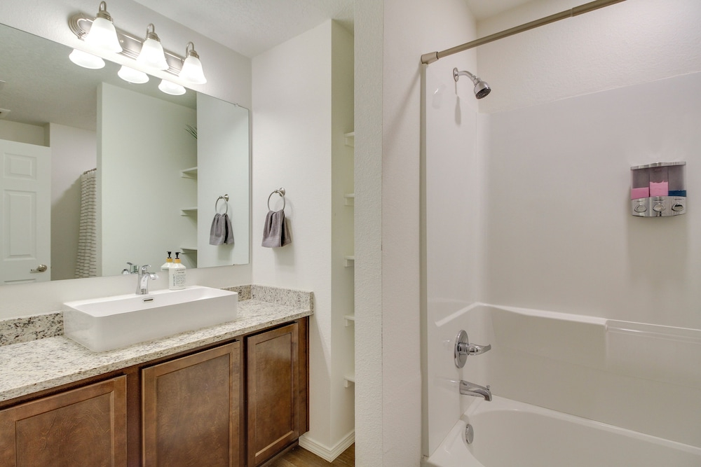 3 Mi to Old Town: Albuquerque Townhome w/ Yard!