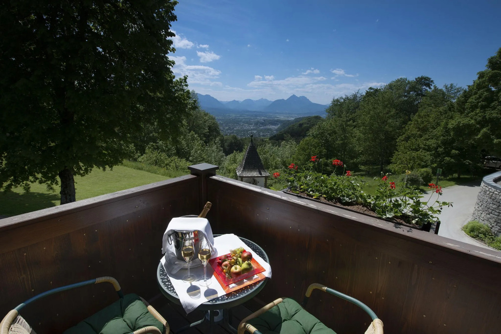 Romantik Hotel Die Gersberg Alm mit Panoramablick auf Salzburg und Outdoor Pool ab Mai