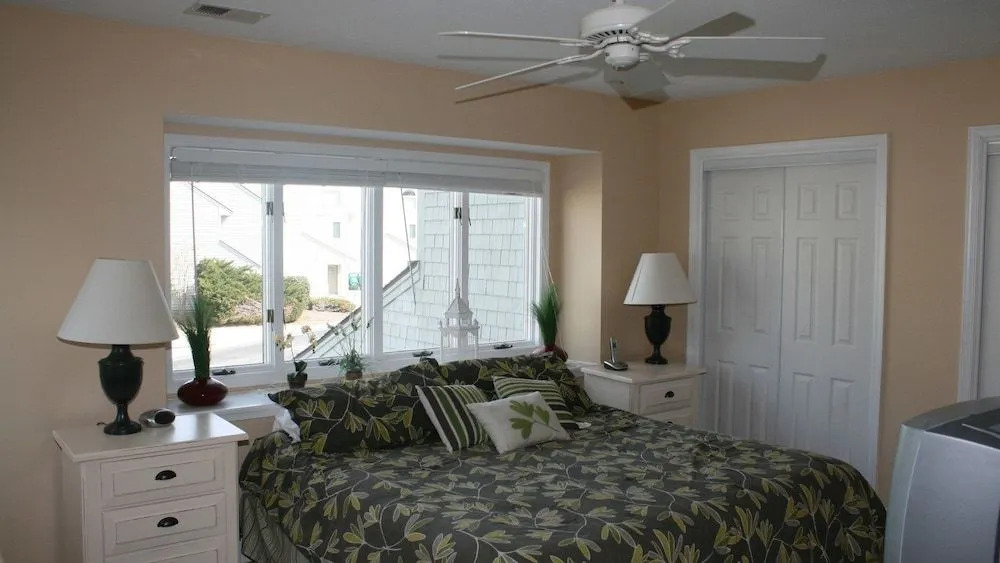 Barefoot Kiwi - 4 Br home by RedAwning
