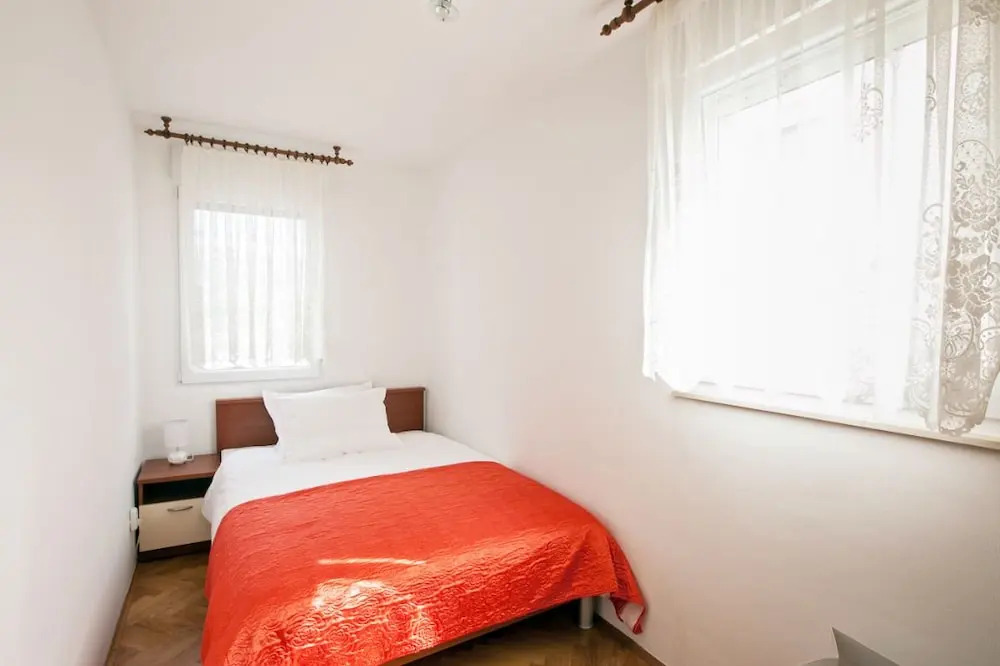 Spacious apartment 2 rooms free parking