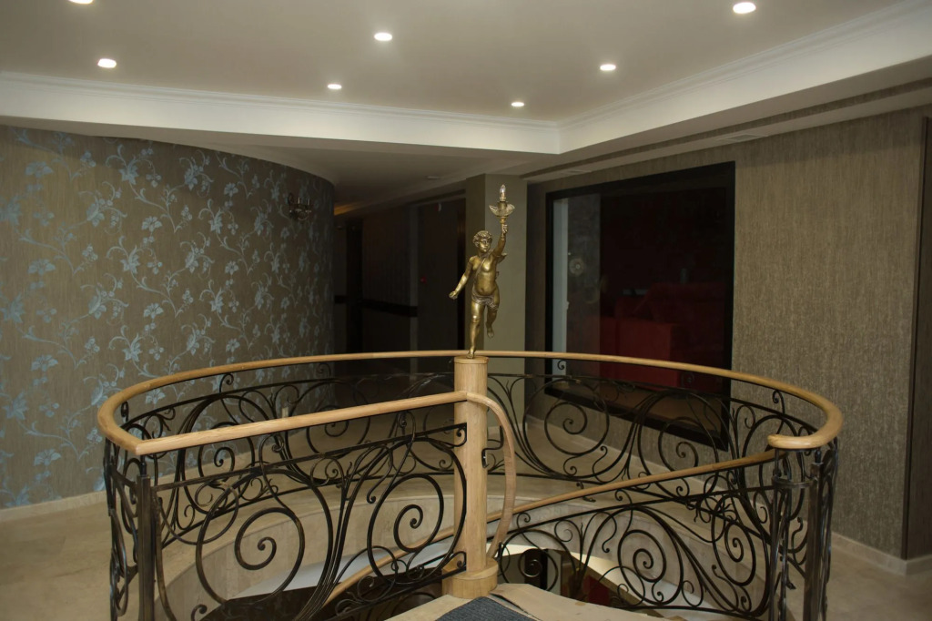 Redline Hotel
