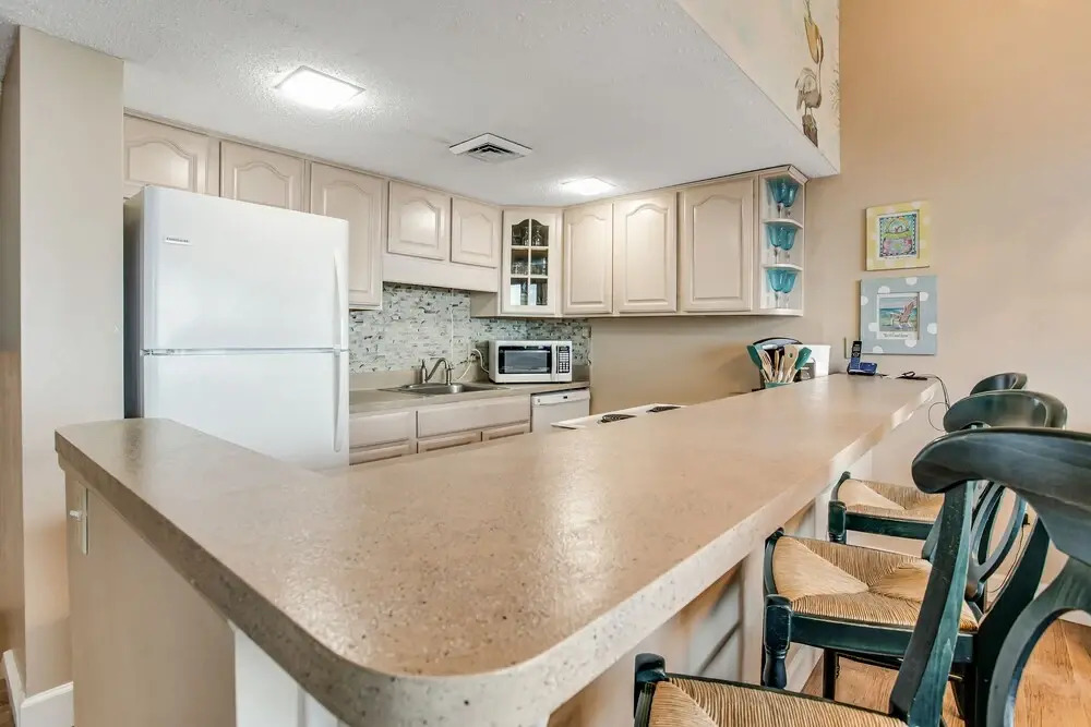 Ocean-view 4th-floor Condo With Balcony, Outdoor Pool & Central AC