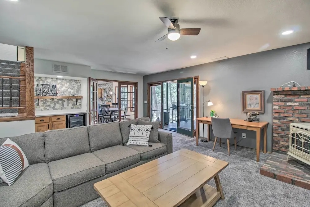 Screened Porch, Fenced Yard: Lakeside Retreat!