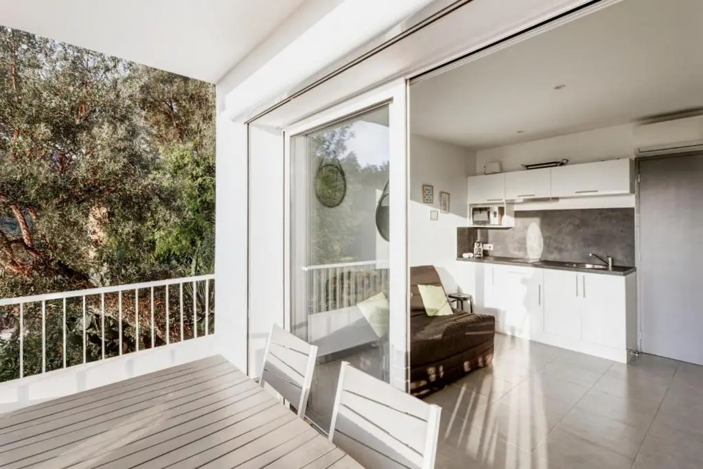 Nice AC studio with large terrace feet in the water in Cavalaire - Welkeys