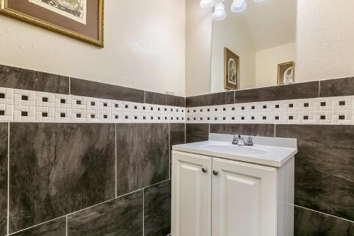 Spacious 3BR/2.5BATH Condo in Great location