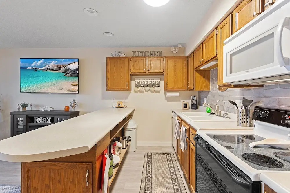 Lakefront Couple Retreat Near Hot Spots and Dining