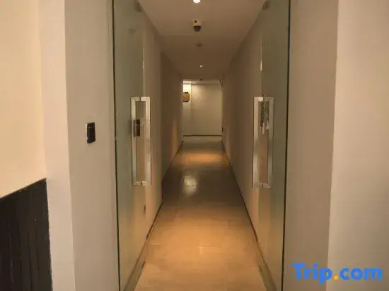 Sushi Boutique Hotel (Huaihai Middle Road Metro Station)