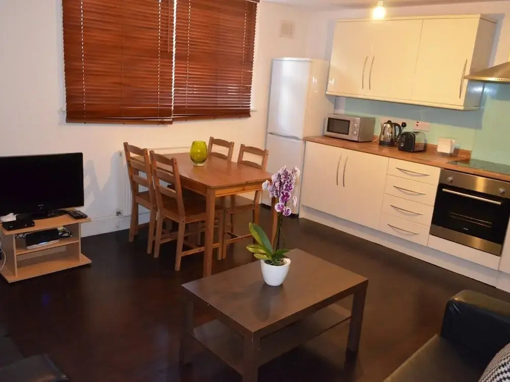 2 Bedrooms En-suite Near Victoria