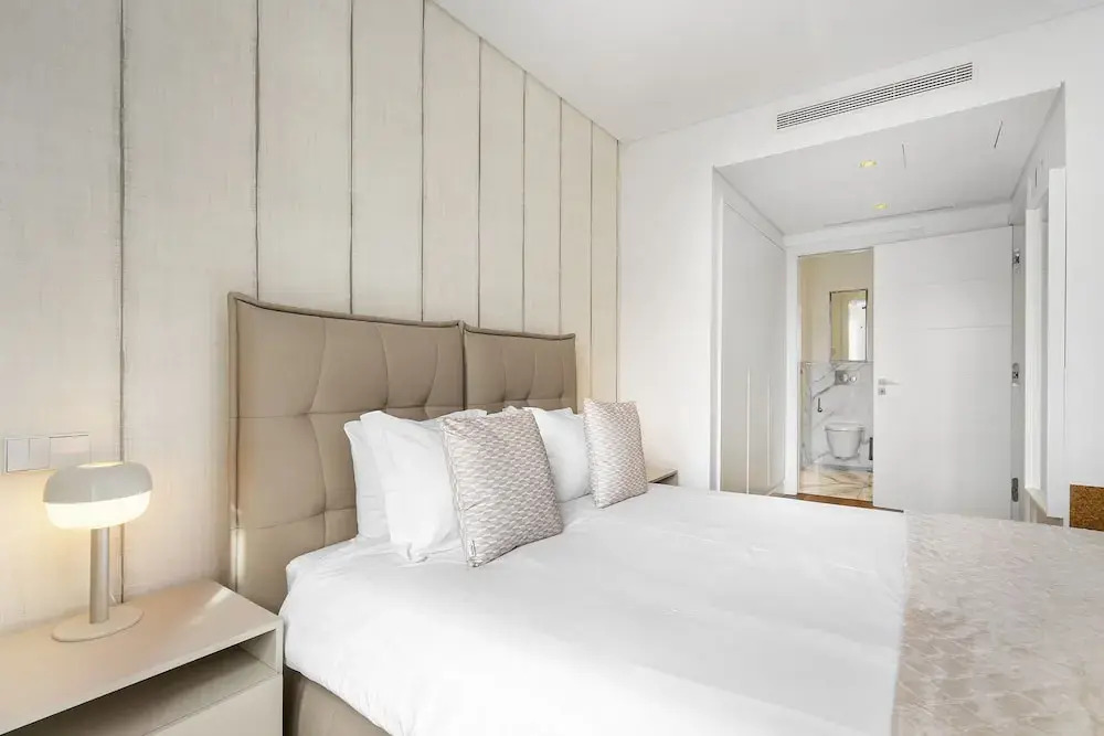 Urban Retreat: Downtown Luxury, Parking, Ac & Elevator