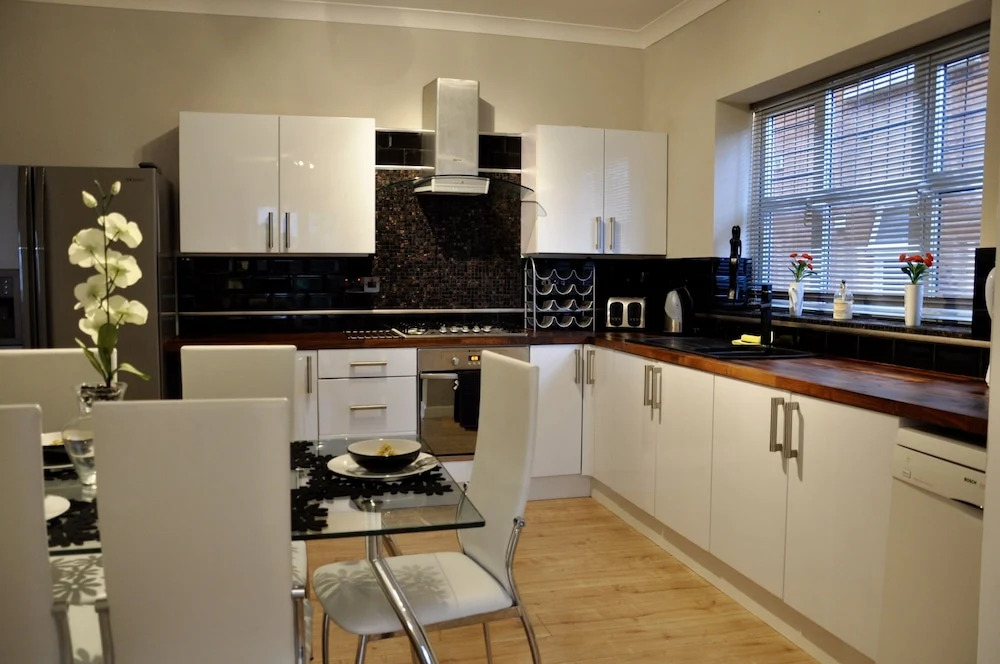Fabulous,3 bedrooms, garden, hot tub, sleeps 8.