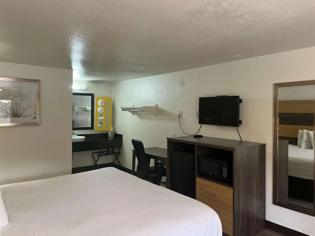 Motel 6 Cross Lanes, WV Goff Mountain Rd