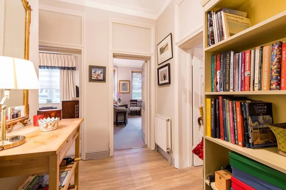 Traditional British 1 Bed Beside Battersea Park
