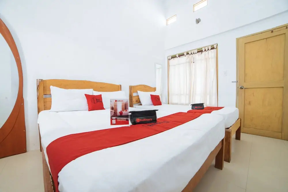 RedDoorz @ Sabang Beach Baler
