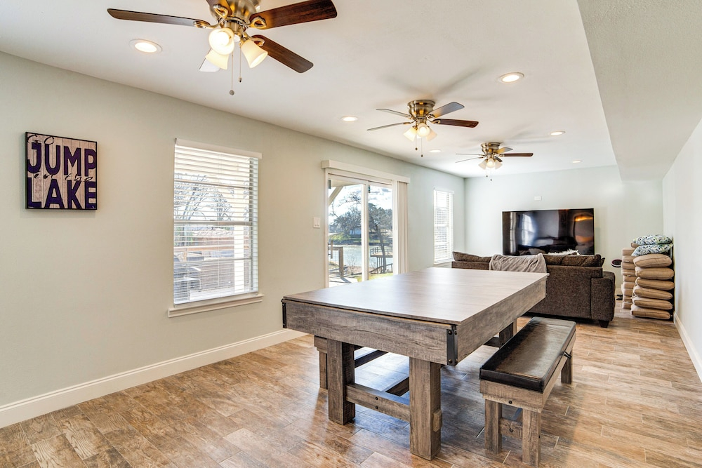 Lakeside Retreat: Large Spacious Home w/ Game Room