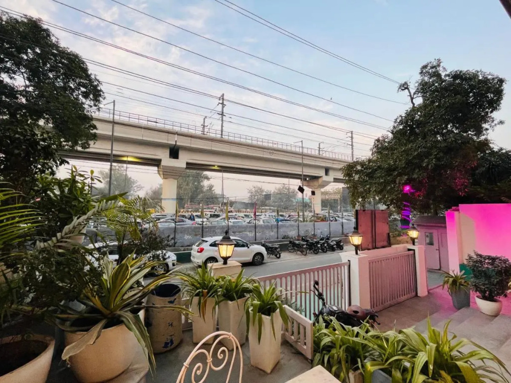 Qotel Hotel AT Residency Kaushambi