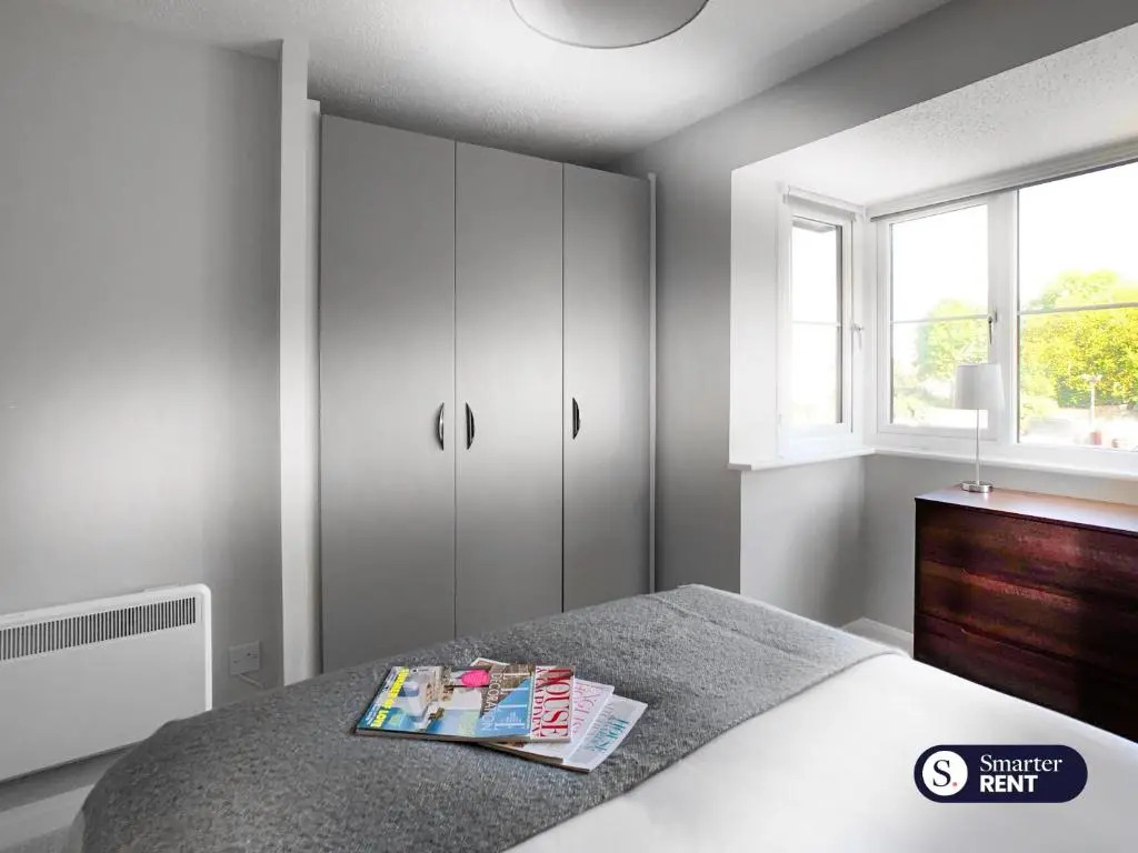 Wokingham - 2 Bed Stylish House, Central - Parking