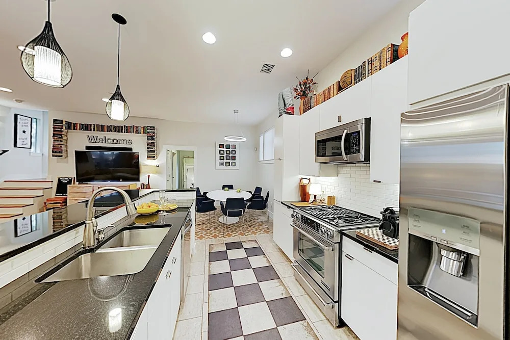 New Listing! Bouldin Creek W/ Rooftop Deck 4 Bedroom Home