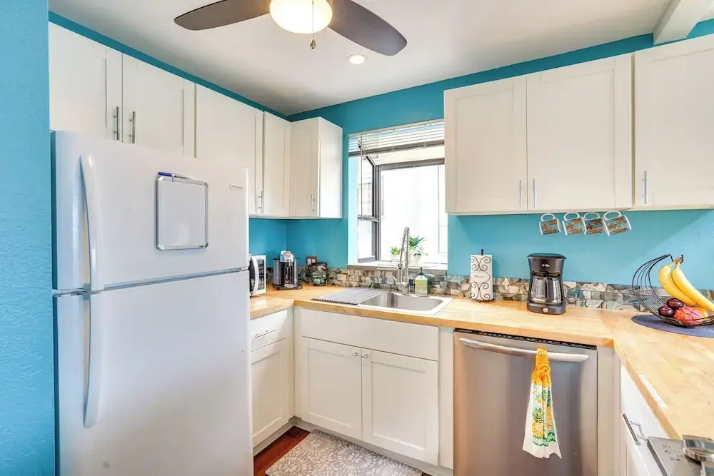 Downtown Kailua-kona Condo w/ Pool & Views