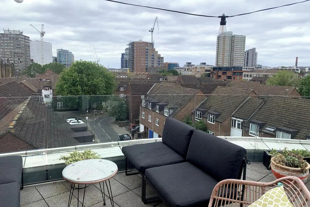 Stylish 2BD Flat With Private Balcony - Battersea