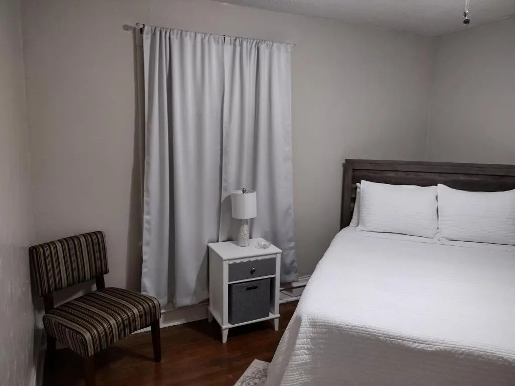 Cherry Street Vintage Apartment-Free Parking!