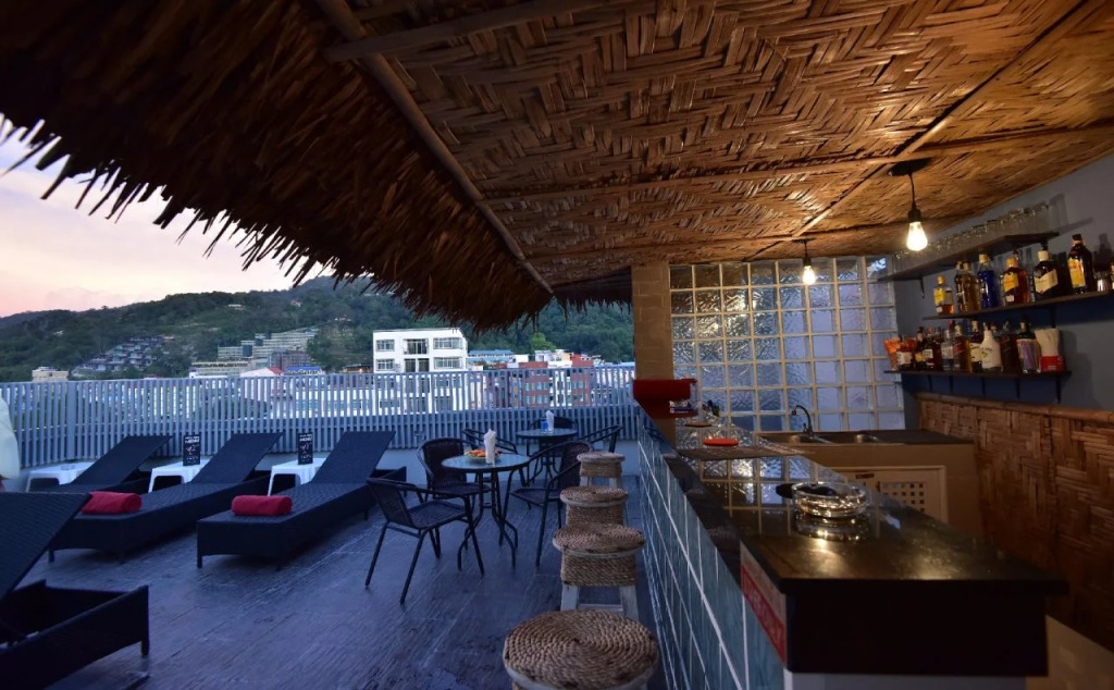 Hallo Patong Hotel - Rooftop Pool - Stunning Mountain Views & OTOP Market