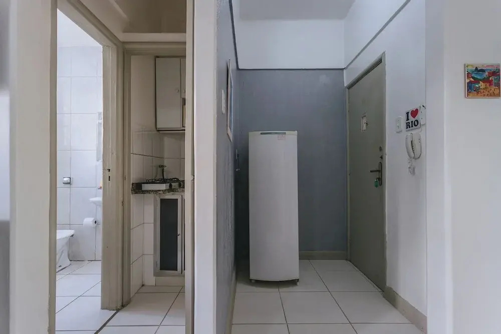 Studio com Wi-fi e Ar a 45m da Praia de Copacabana