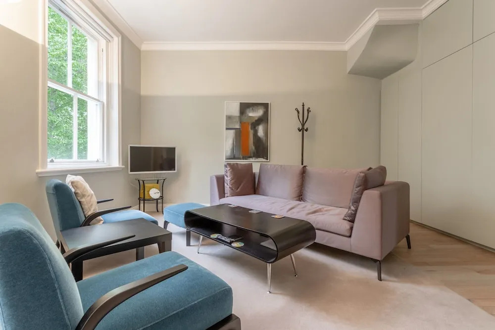 Sleek 1 Bedroom Flat Near Royal Oak