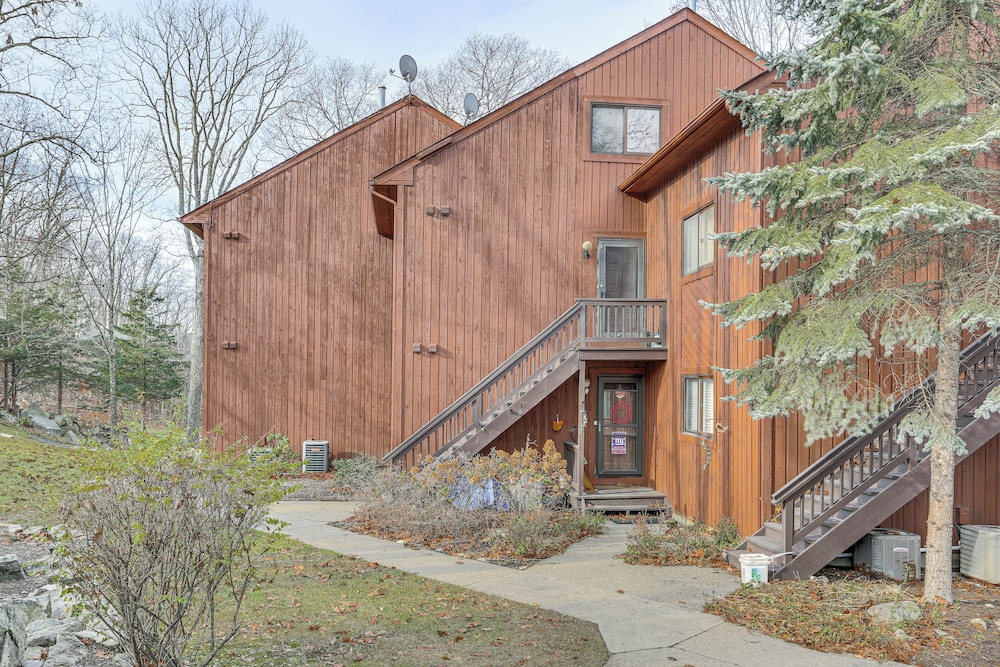 Vernon Township Condo w/ Balcony Near Ski Lifts!