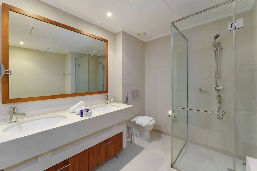 Maison Privee - Cosmopolitan Apt w/ Scenic Dubai Marina Vws