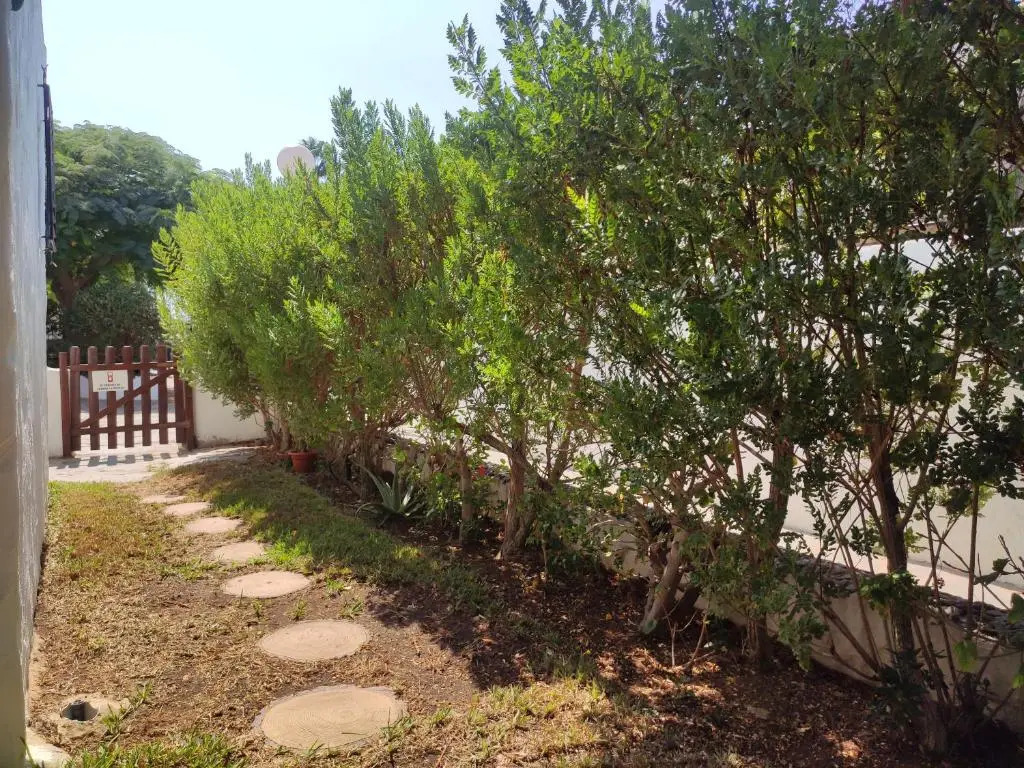 2 bedroom bungalow next Yumbo Center. free parking