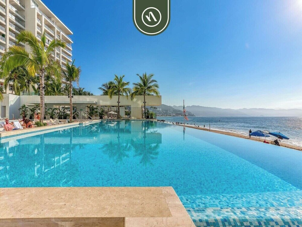 Amazing Oceanfront 1BR Condo - Rooftop Pool