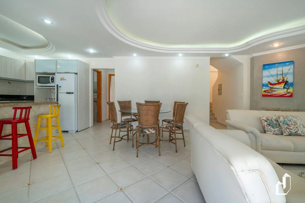 Casa com 05 dormitórios ideal as férias na praia