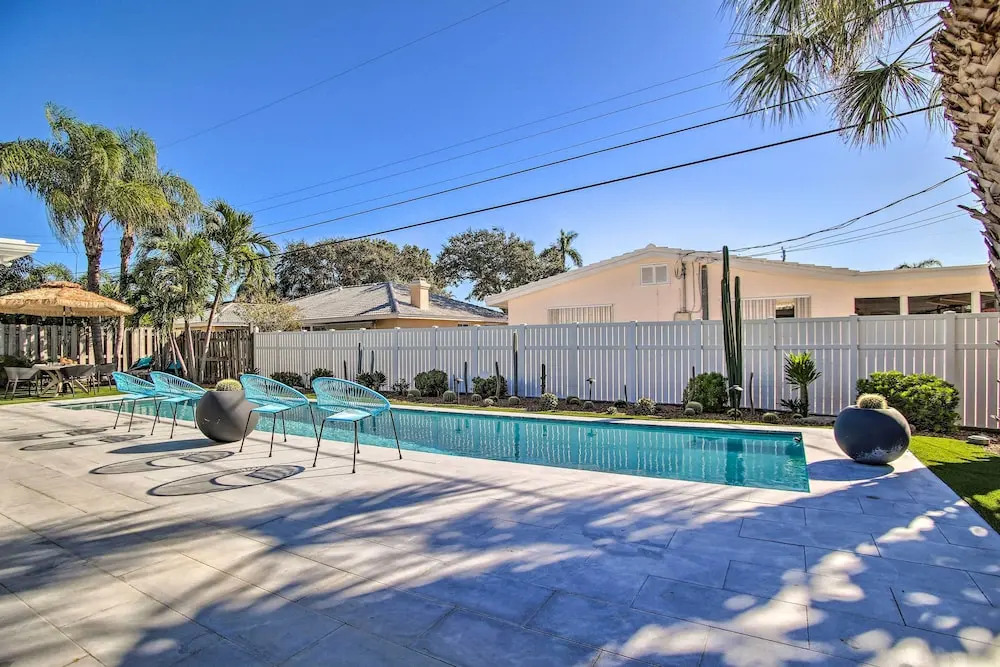 1 Mi to Deerfield Beach: Stylish Studio w/ Pool!