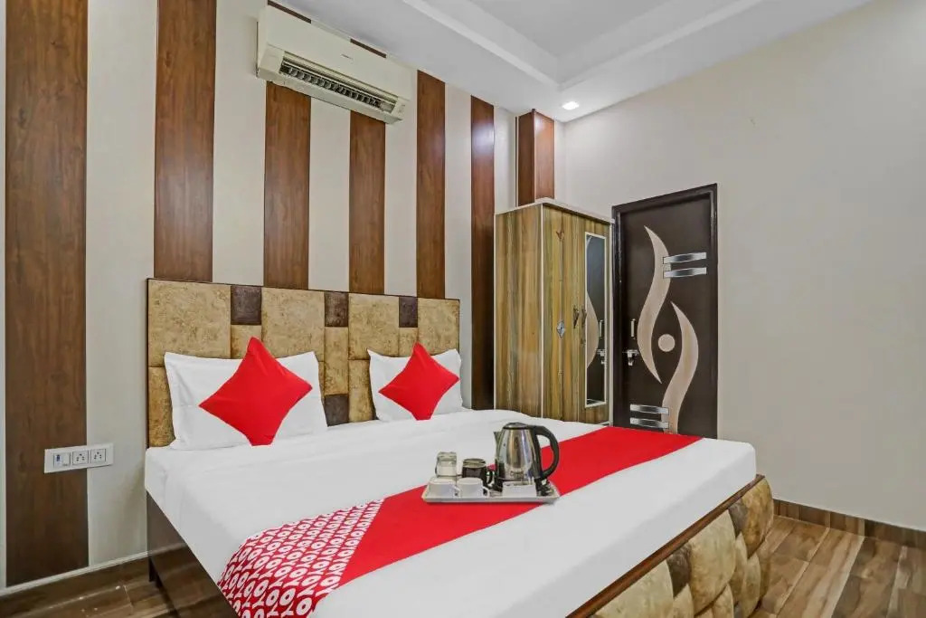 OYO Flagship 70247 Hotel Lavish