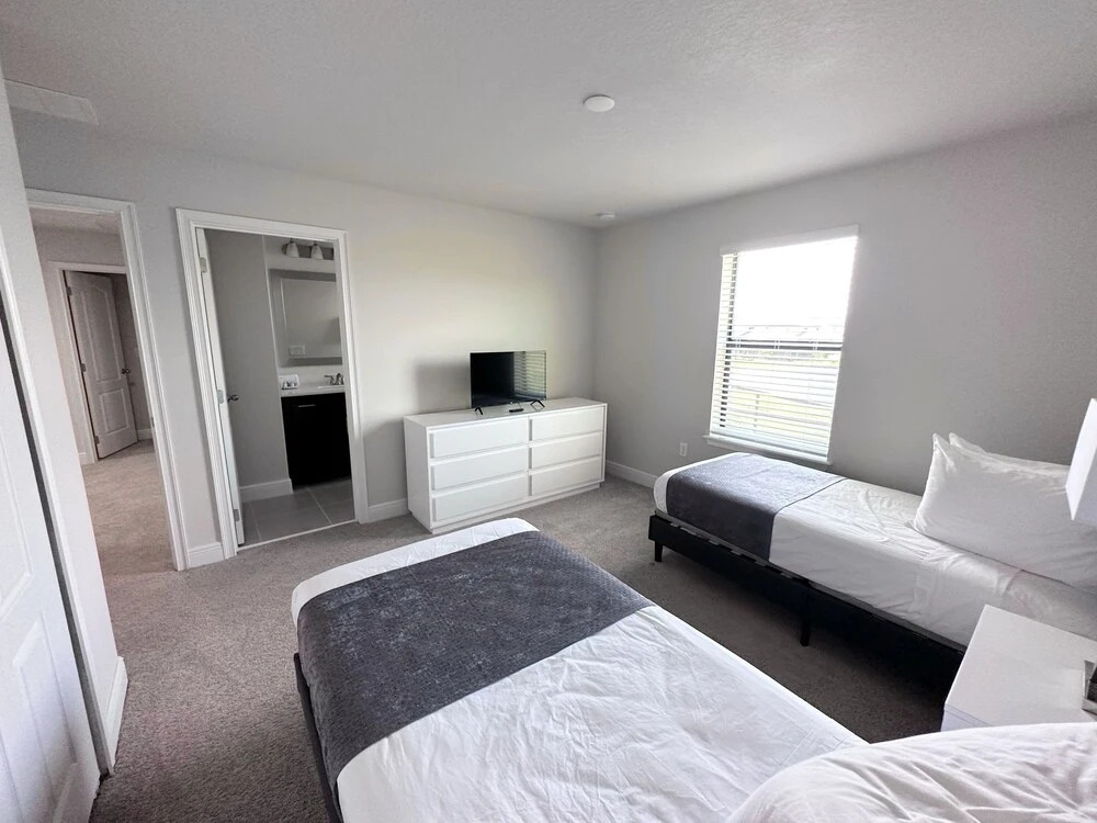 Balmoral Resort-200kb 6 Bedroom Home by RedAwning