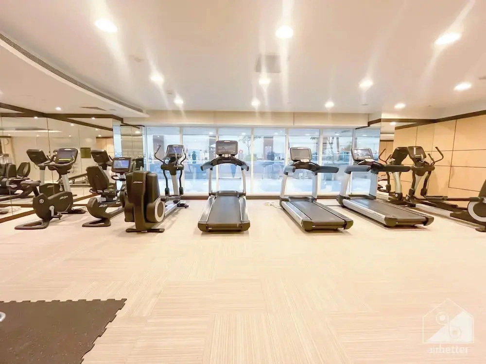 Maison Privee - Sleek and Sunny Apt in Business Bay w/ Canal Views