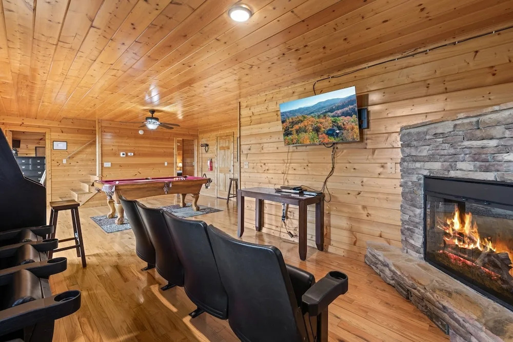 Panoramic View 6 Bedroom Cabin by RedAwning