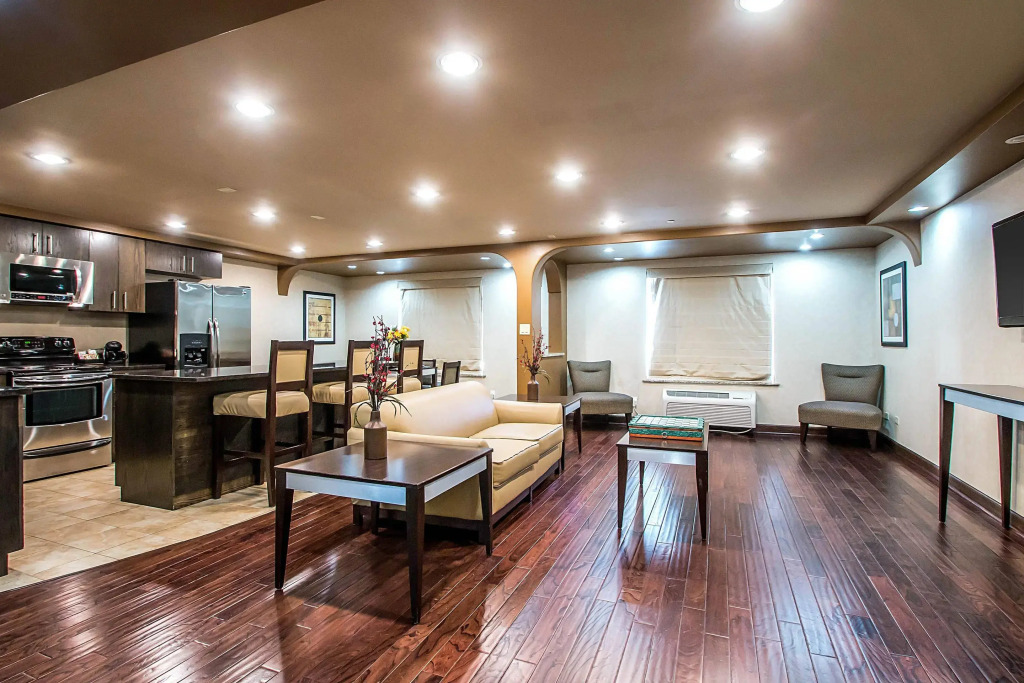 Clarion Inn Elmhurst - Oak Brook near I-88, I-290, I-294