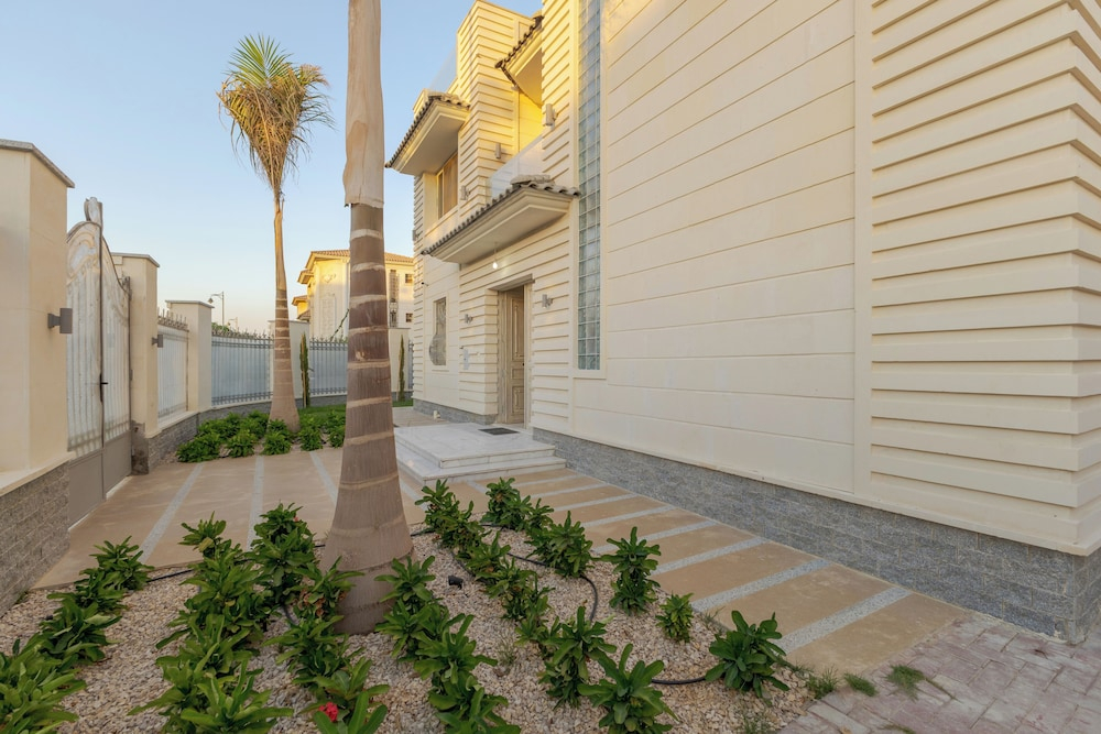 Alsawah|Luxury 6BR Villa with Private Pool