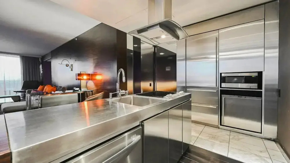 One Bedroom | 1.5 Baths & Living Room | Jet Tub – Palms Place StripSuite