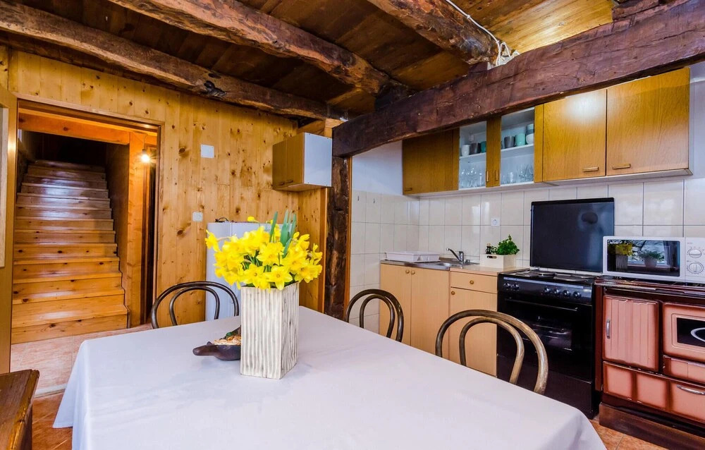 Amazing Home in Brotnice with WiFi, 3 Bedrooms & Hot Tub