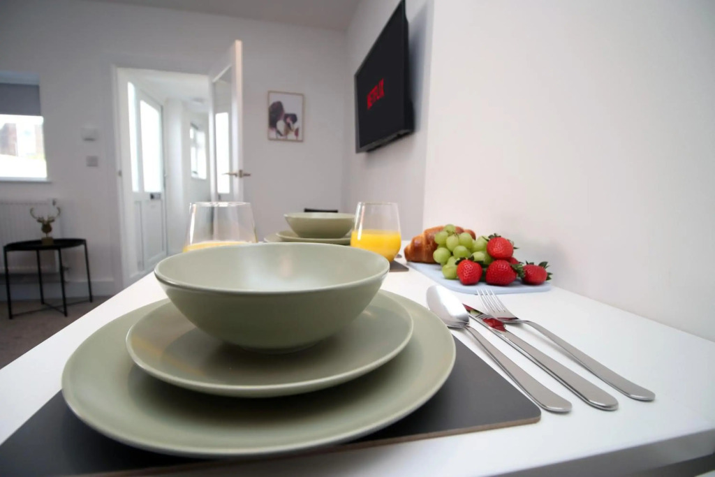 Affinity Serviced Apartments, 5 mins drive to City Centre, Free Parking, WiFi - by Stay South Wales
