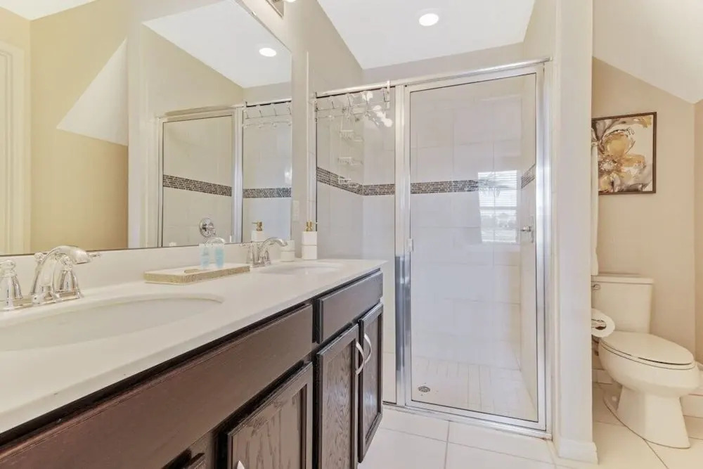 Incredible 5 bed 4 Bath With Private Pool 1598