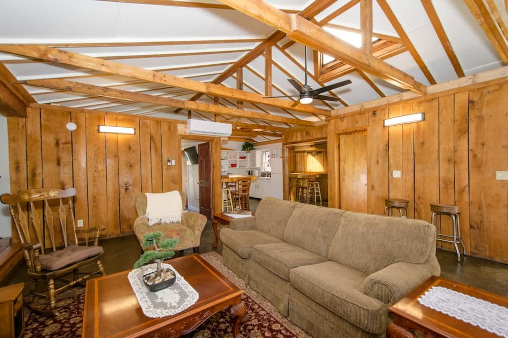 Artsy 2bdr Cottage w Free Tix 5 Min to Main St